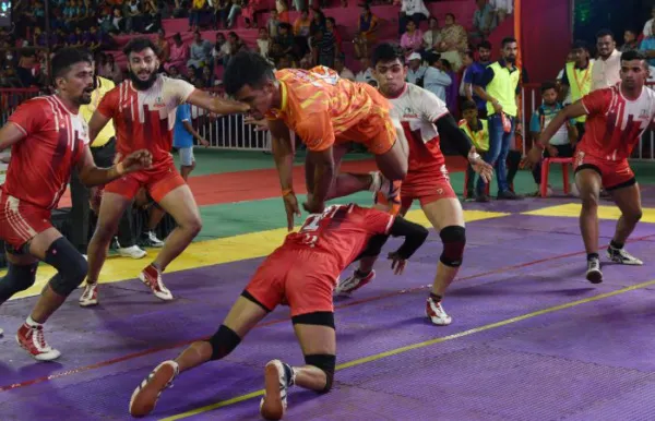 .अन् यूपी पोलिसाने मैदान सोडले