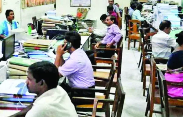 सरकारी कर्मचाऱ्यांना अर्ध्या पगाराएवढी पेन्शन