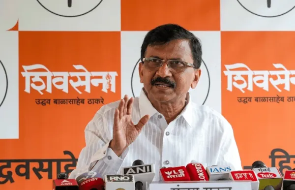 शेतकऱ्यांना वाऱ्यावर सोडून त्यांच्या आत्महत्या पाहत बसणार का? संजय राऊत यांचा राज्य सरकारला सवाल