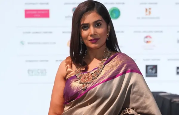 अभिनेत्री सोनाली कुलकर्णी मानखुर्दच्या ट्रॅफिकमध्ये 5 तास अडकली, नेमकं काय घडलं?
