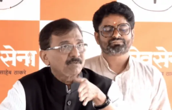 लोकशाहीची विटंबना; निवडणूक आयोग भाजपमध्ये विलीन, कार्यालयावर भाजपचा झेंडा फडकवा, संजय राऊत यांचा घणाघात