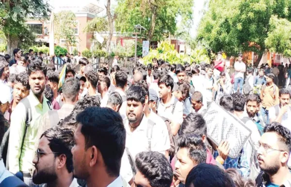 लखनऊत नोकरीसाठी तरुणांच्या लागल्या रांगा