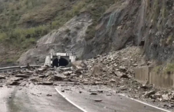 Jammu Kashmir - रामबन जिल्ह्यात भूस्खलन, जम्मू-श्रीनगर राष्ट्रीय महामार्ग बंद