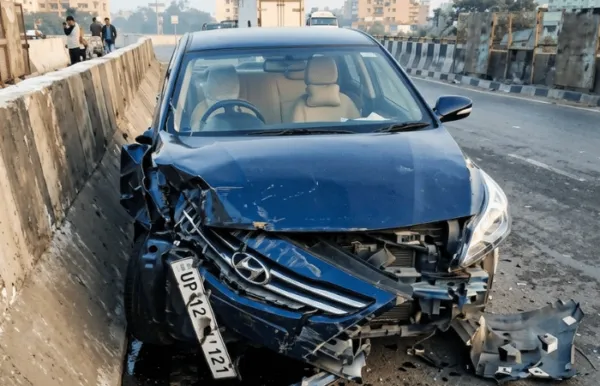 कळवा उड्डाणपुलावर अपघात; रिक्षाला कारची धडक, दोघे जखमी