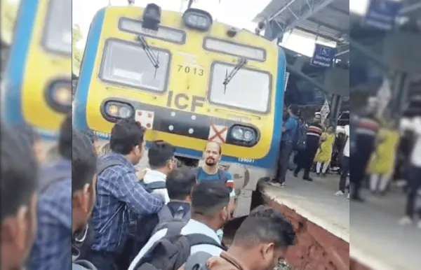 विरारकरांचा पारा चढला, ऐन गर्दीच्या वेळची लोकल 'एसी' केल्याने संतप्त प्रवाशांचा रेल रोको