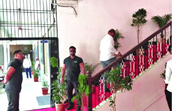 विखे पाटलांना फडणवीसांच्या पोलिसांवर भरवसा नाय काय; गोदावरी खोरे महामंडळाच्या बैठकीला बंदोबस्तासाठी चक्क बाऊन्सर्स!