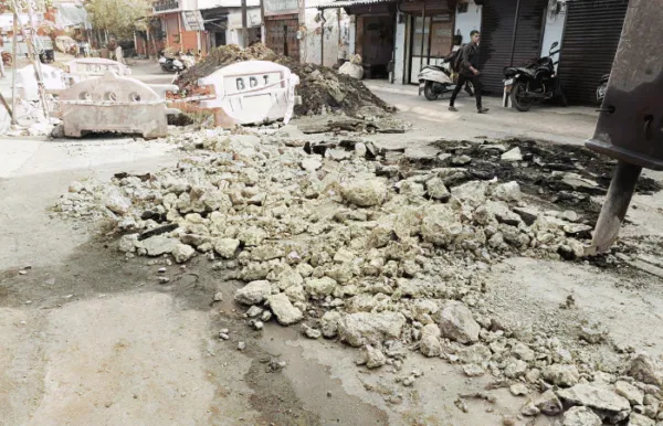 उल्हासनगरमध्ये खोदकामांनी प्रवाशांचा खिसा कापला
