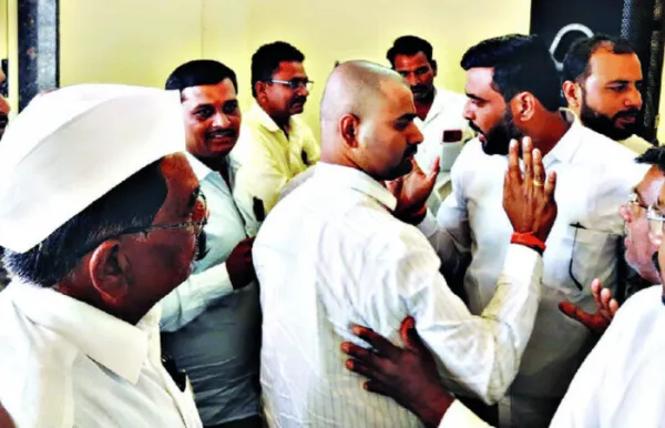 वैजापूरला खरेदी-विक्री संघाच्या बैठकीत राडा! मिंधे-भाजपच्या सदस्यांनी एकमेकांना ढकलले, व्यवस्थापकाची गचांडी पकडली