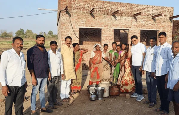 ऐन कडक उन्हाळ्यात तहान भागली, नांदगावच्या कातकरीवाडीला मिळाले थेंब थेंब पाणी; हरेश खापरे यांनी स्वखर्चाने उभारली लघु नळपाणी योजना