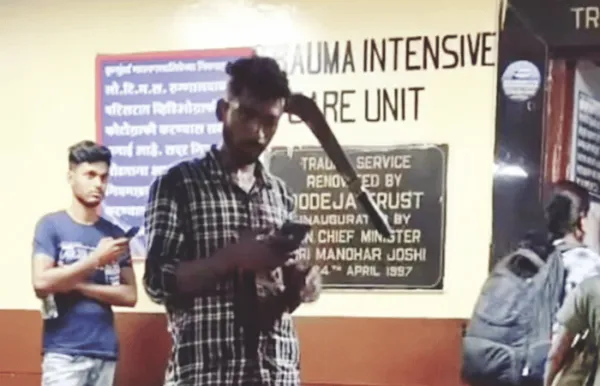 ट्रेंड - डोक्यात कोयता अडकलेला तरुण हॉस्पिटलमध्ये चालत आला