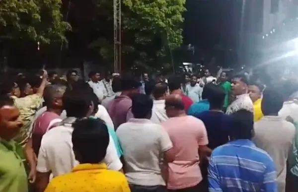 নাবালিকার হাত ধরে টান! কেন্দ্রীয় বাহিনীর জওয়ানকে গাছে বাঁধলেন স্থানীয়রা, তুমুল বিক্ষোভ