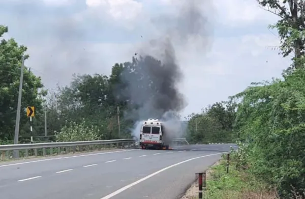 ಕಲಬುರಗಿ: ಖಾಲಿ ಆಕ್ಸಿಜನ್ ಸಿಲಿಂಡರ್ ಕೊಂಡೊಯ್ಯುತ್ತಿದ್ದ ಆಯಂಬುಲೆನ್ಸ್ ಗೆ ಬೆಂಕಿ