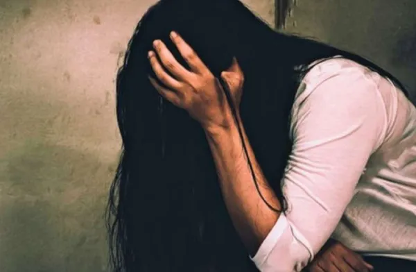 SHOCKING : ರಾಜ್ಯದಲ್ಲಿ ಮತ್ತೊಂದು ಪೈಶಾಚಿಕ ಕೃತ್ಯ : ಆಸ್ಪತ್ರೆಯಲ್ಲಿಯೇ ವಿಧವೆ ಮಹಿಳೆ ಮೇಲೆ ನೌಕರನಿಂದ ಅತ್ಯಾಚಾರ.!
