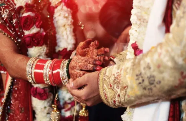 SHOCKING : ರಾಜ್ಯದಲ್ಲಿ ವಿಚಿತ್ರ ಘಟನೆ : ವರಸೆಯಲ್ಲಿ ಸೋದರನಾಗಬೇಕಿದ್ದವನನ್ನೇ ಮದುವೆಯಾದ ಯುವತಿ!