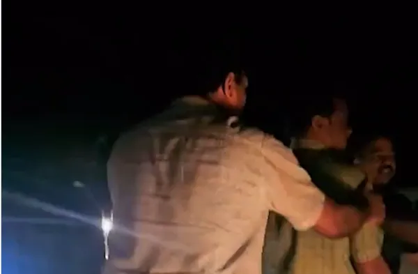 केरल चुनाव :   शशि थरूर के काफिले पर हमला, गनमैन घायल, FIR