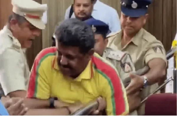 BREAKING : ತುಮಕೂರಲ್ಲಿ ಗೃಹ ಸಚಿವರಿಗೆ ಮನವಿ ವೇಳೆ ಫೇಸ್ಬುಕ್ ಲೈವ್ : KRS ಪಕ್ಷದ ಮುಖಂಡ ಖಾಕಿ ವಶಕ್ಕೆ!