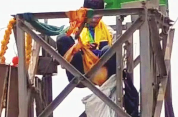 ایوت محل کے کارکن کا بھیونڈی میں۱۵۰؍فٹ اونچے موبائل ٹاور پر چڑھ کر احتجاج
