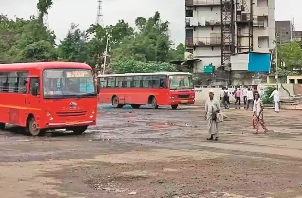 بس اسٹاپ پر چھت کا نہ ہونا مسافروں کے حقوق کی خلاف ورزی ہے