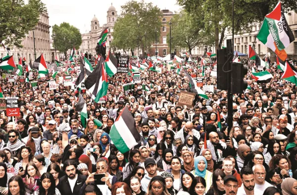 لندن: فلسطین کی حمایت میں ہزاروں شہری سڑکوں پر اترے