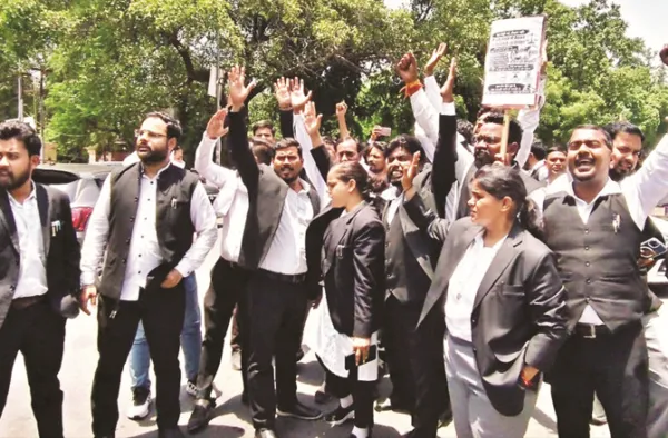 یوگی آدتیہ ناتھ کی حکومت کے خلاف وکیلوں کااحتجاج