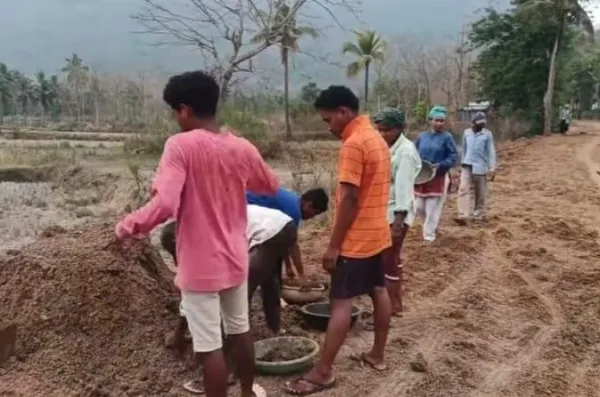 ଦୀର୍ଘଦିନର ଦାବି ପରେ ମଧ୍ୟ ଶୁଣିଲାନି ପ୍ରଶାସନ:  ଚାନ୍ଦା ଆଦାୟ କରି ରାସ୍ତା ନିର୍ମାଣ କଲେ ଗ୍ରାମବାସୀ