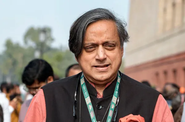 केरळमध्ये शशी थरूर यांच्या ताफ्यावर हल्ला; सुरक्षारक्षकाला मारहाण