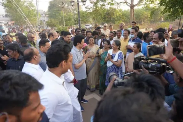 நடைபயிற்சியில் வாக்கு சேகரித்த ஸ்டாலின்