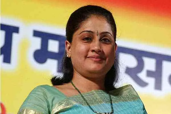 ఎంఐఎం తో కుమ్మక్కై ప్రత్యర్థి అభ్యర్థులను తప్పించడానికి కేసీఆర్ కుట్ర: విజయశాంతి