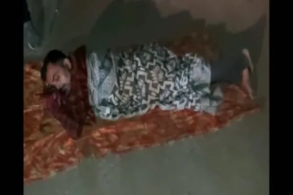 ಆಸ್ಪತ್ರೆಯಲ್ಲಿನ ಹೊರಾವರಣದಲ್ಲೇ ರೋಗಿಗೆ ಚಿಕಿತ್ಸೆ :ಬೀದಿಪಾಲಾಗುತ್ತಿದ್ದಾರಾ ರೋಗಿಗಳು..?