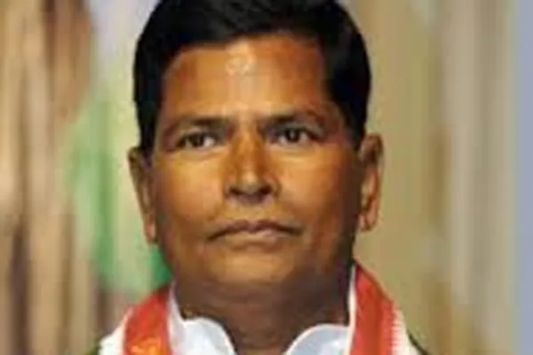 ఉద్యోగులతో ప్రభుత్వం చెలగాటమాడుతోంది: చిన్నారెడ్డి