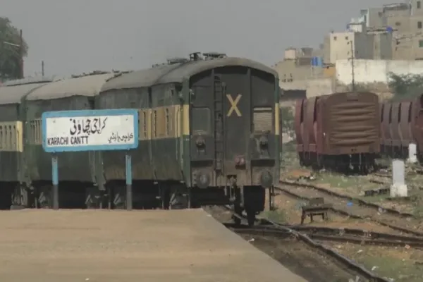 Pak police brutality: Woman passenger in train assaulted; bystanders watch in silence