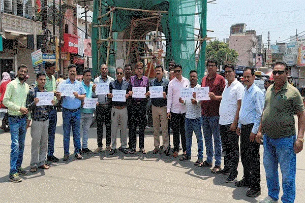 Jharkhand news : हजारीबाग में पत्रकारों पर हुए हमले के विरोध में गिरिडीह में प्रदर्शन