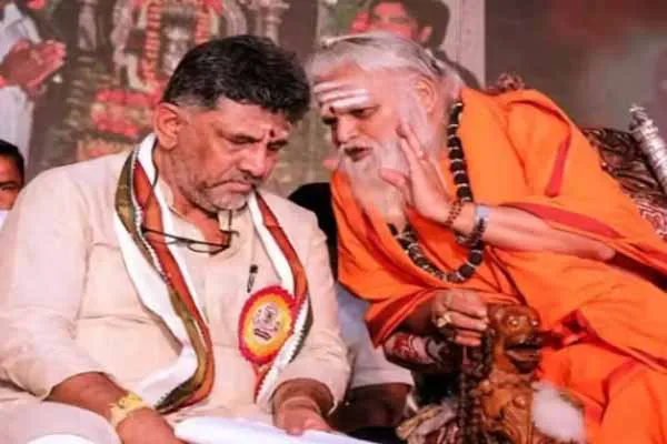 ಆಡುವ ಒಂದು ಸಣ್ಣ ಮಾತು ಕೆಲಸ ಕೆಡಿಸಬಹುದು: ಡಿಕೆಶಿಗೆ ನೊಣವಿನಕೆರೆ ಅಜ್ಜಯ್ಯ ಎಚ್ಚರಿಕೆಯ ಸಂದೇಶ