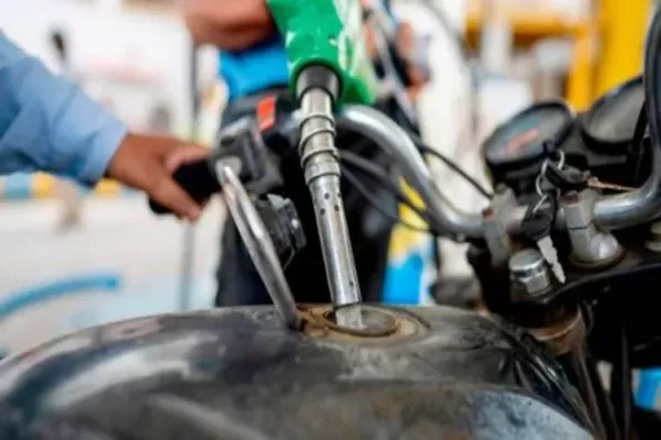مرکزی حکومت نے پٹرول اور ڈیزل کی قیمتوں میں فی لیٹر 3 روپے اضافہ کر دیا