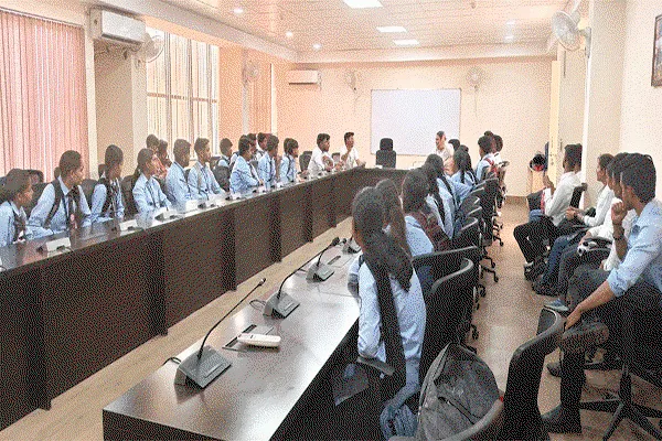 Eduction News  : DSPMU में 100% फीस वृद्धि के खिलाफ छात्रों का उग्र प्रदर्शन
