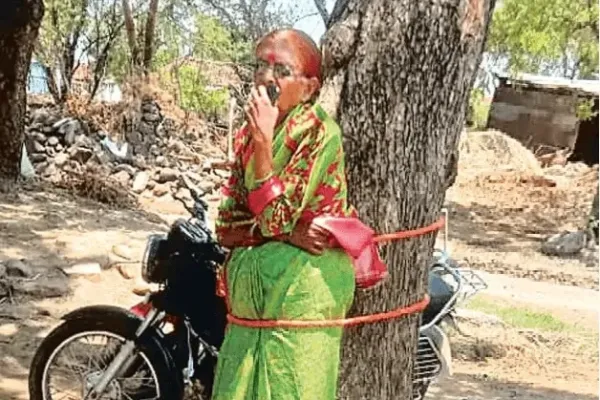 అంగన్వాడీ టీచర్ ను చెట్టుకు కట్టేసిన ఘటనలో ఐదుగురిపై కేసులు