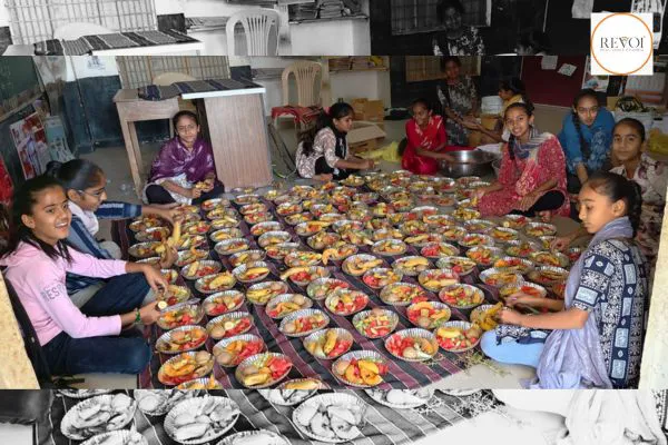 આદ્યશક્તિ સરસ્વતીના સાધક દ્વારા બાળશિષ્ય દેવી દેવોને ફળાહાર ફળ ફ્રૂટ અર્પણ