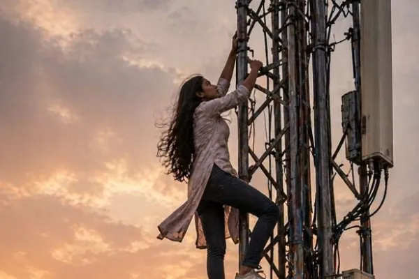 عاشق کی بے وفائی سے پریشان لڑکی موبائل فون کے ٹاور پر چڑھ گئی