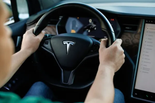 Tesla's FSD Safety Metrics 'Sharply Deteriorating,' Says Analyst