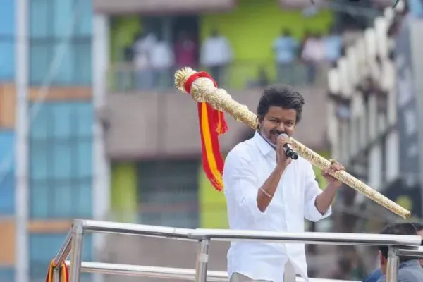 தவெக தலைவர் விஜய் மீது 2 குற்ற வழக்குகள்.. திருச்சி கிழக்கு வேட்புமனுவில் அதிர்ச்சி தகவல்!