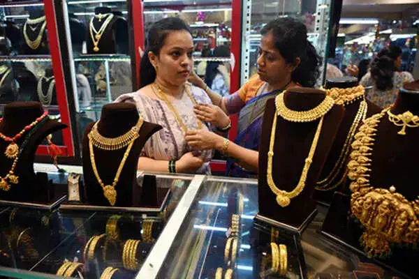 कीमती धातुओं में उतार-चढ़ाव, चांदी में बढ़त और सोने में गिरावट