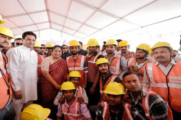 दिल्ली CM रेखा गुप्ता धीरपुर में मज़दूर दिवस कार्यक्रम में शामिल हुईं, मज़दूरों से मिलीं