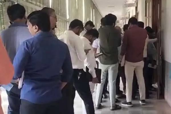 ಐಪಿಎಲ್ ಗುಂಗಿನಲ್ಲಿ ಶಾಸಕರು: ಟಿಕೆಟ್‌ಗಾಗಿ ಸ್ಪೀಕರ್ ಕಚೇರಿ ಮುಂದೆ ಸಾಲುಗಟ್ಟಿ ನಿಂತ ಪಿಎಗಳು!
