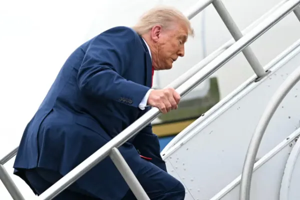 Trump Sparks Health Concerns After Air Force One Video Goes Viral |  Dailyhunt