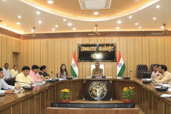 जिलाधिकारी की अध्यक्षता में बेसिक एवं माध्यमिक विभाग द्वारा संचालित कार्यक्रमों की समीक्षा बैठक हुई आयोजित
