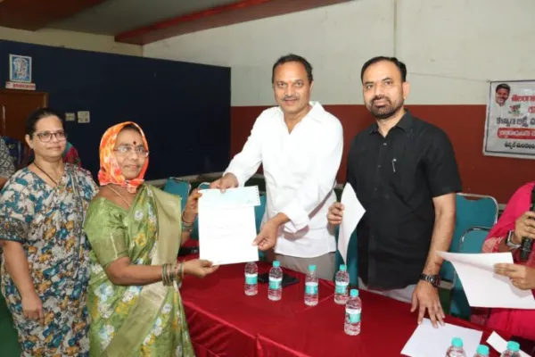 లబ్ధిదారులకు చెక్కులు అందజేసిన ఎమ్మెల్యే బండారి లక్ష్మారెడ్డి