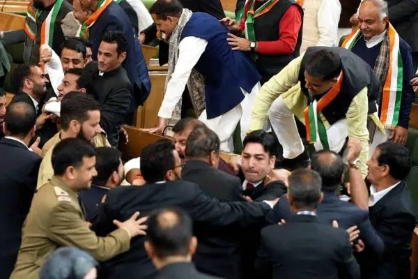 ஜம்மு காஷ்மீருக்குச் சிறப்பு அந்தஸ்து தீர்மானம்: சட்டமன்றத்தில் கைகலப்பு!