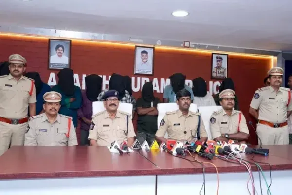 అంతర్జాతీయ క్రికెట్ బెట్టింగ్ ముఠా గుట్టు రట్టు: 10 మంది అరెస్ట్