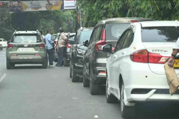 Parking woes prevail as attendants keep overcharging car owners across Calcutta stretches