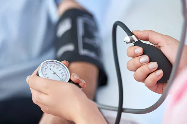 उम्र के हिसाब से कितना होना चाहिए BP? जानिए सही ब्लड प्रेशर चार्ट
